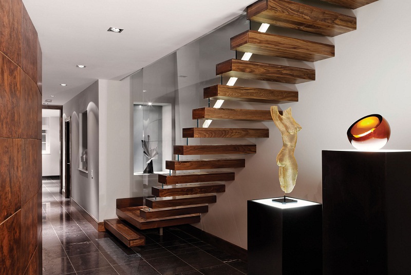 Cantilever staircase with wooden steps
