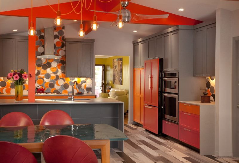 The combination of red and gray in the interior of the kitchen