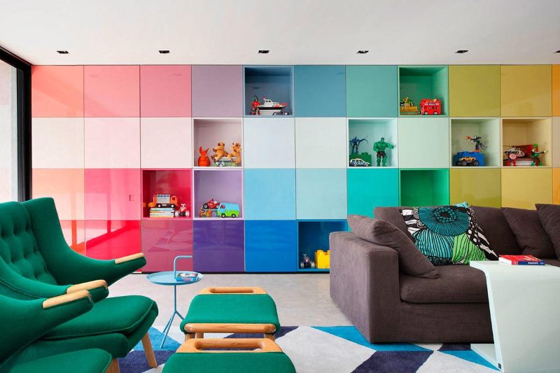 Mur modulaire composé de cubes colorés dans le salon