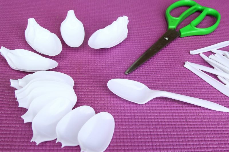 Preparation of disposable spoons for mirror decoration