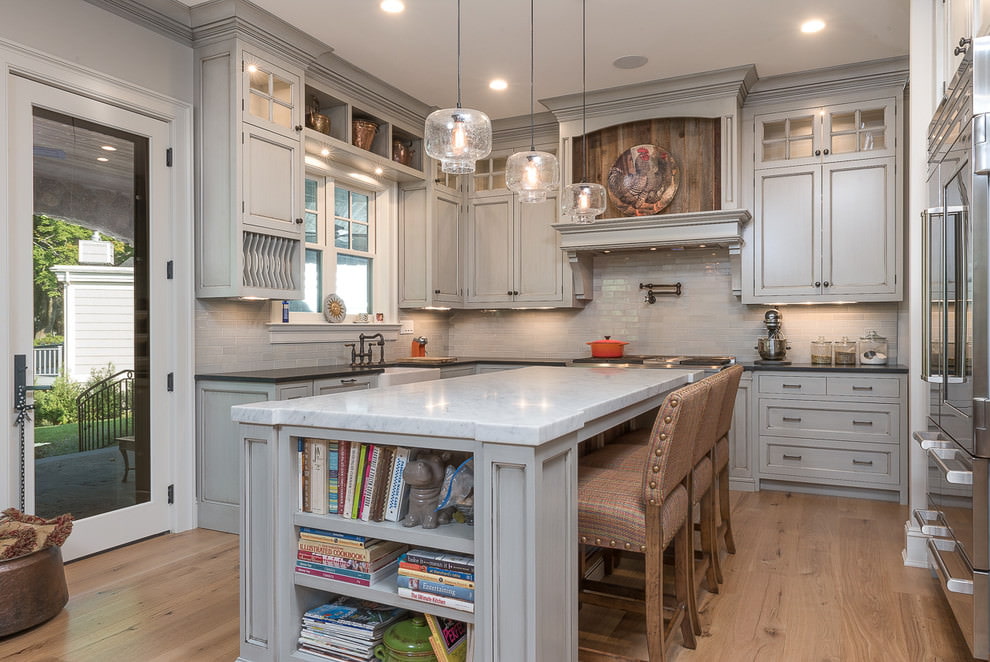 Organization of lighting in a gray kitchen