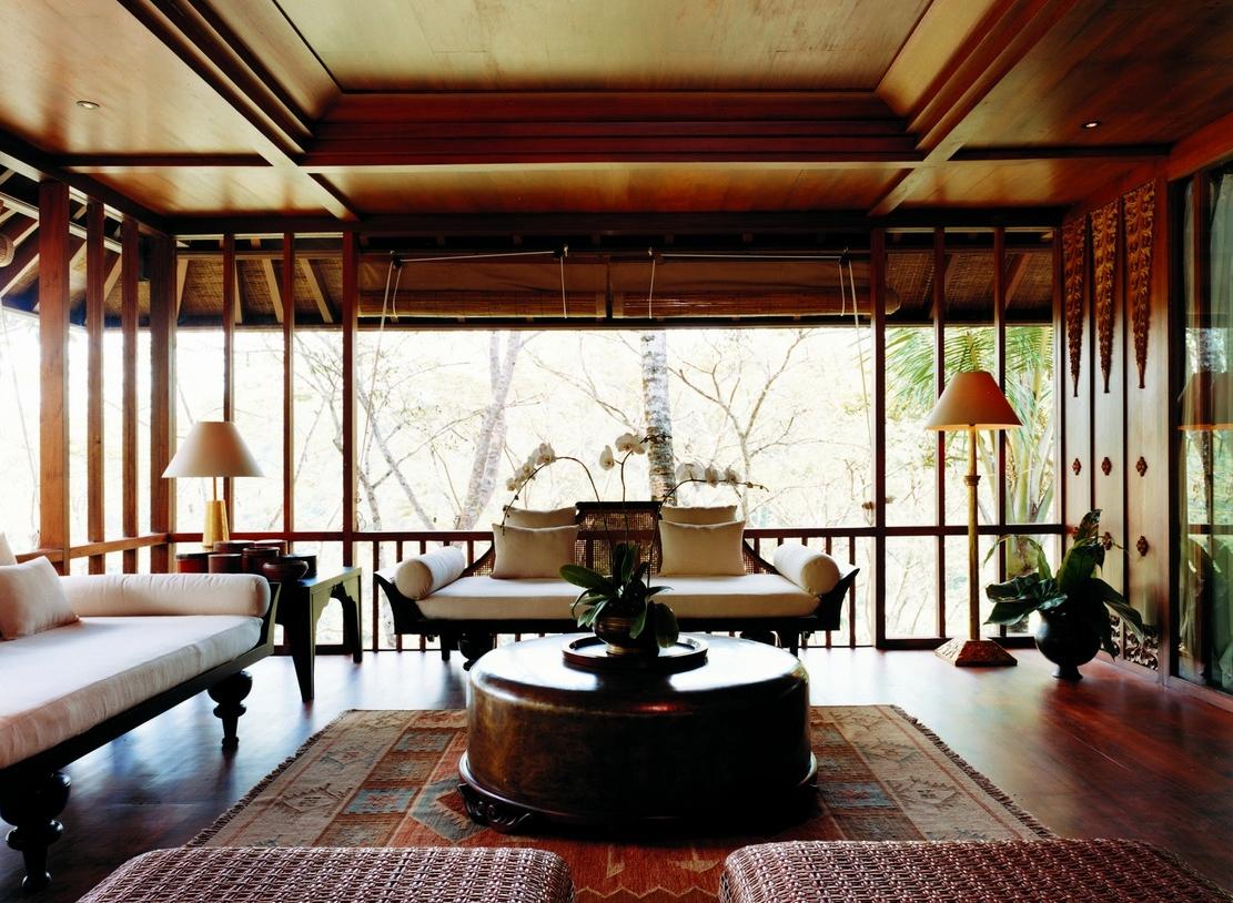 Panoramic windows in the Chinese-style living room