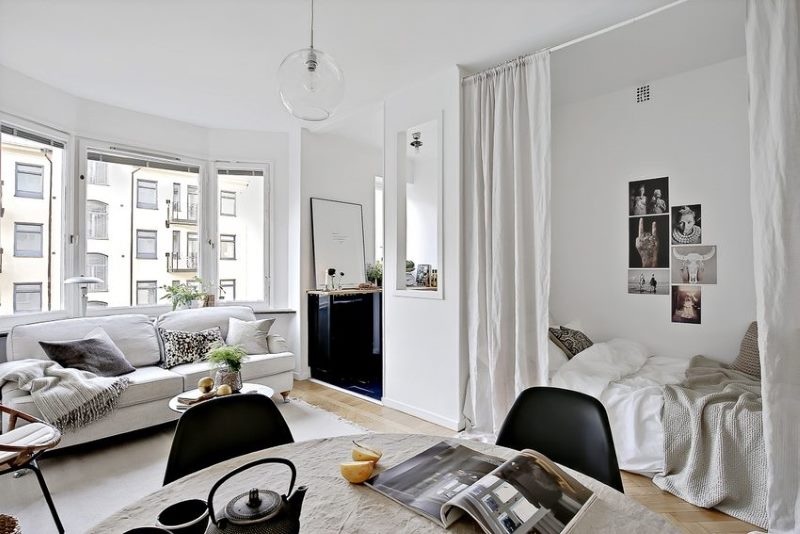 Cloison en tissu dans un appartement de style scandinave