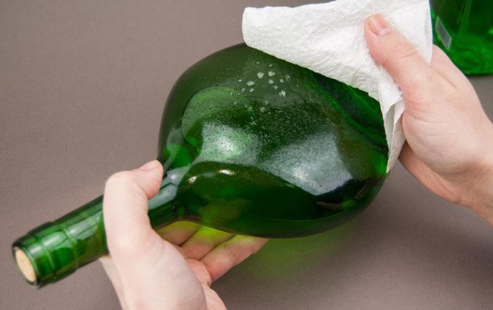Préparer une bouteille en verre pour le découpage