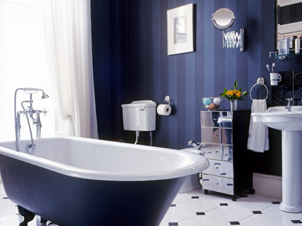 Striped walls in the bathroom of a country house