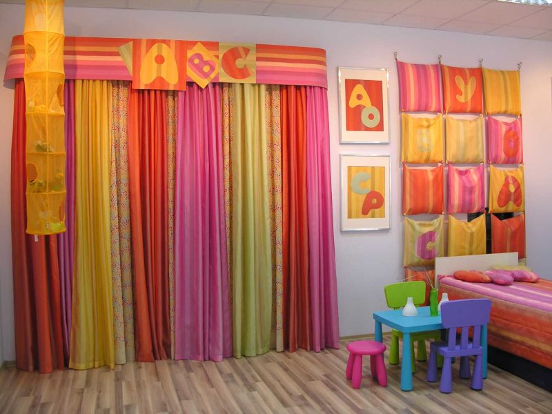 Rideaux de couleurs vives à l'intérieur de la chambre des enfants