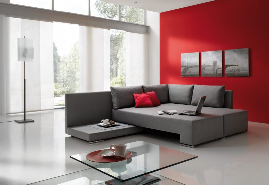 Colore rosso come accento nel design del soggiorno