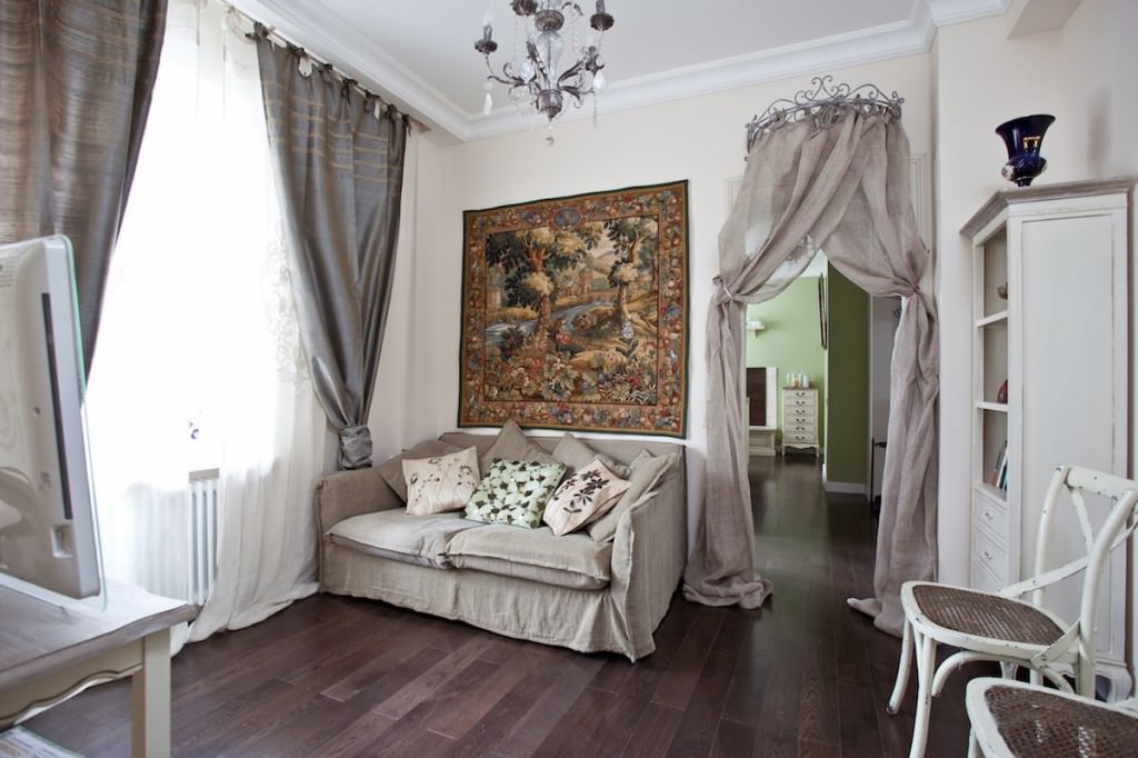 Intérieur de salon de style provençal avec canapé gris.