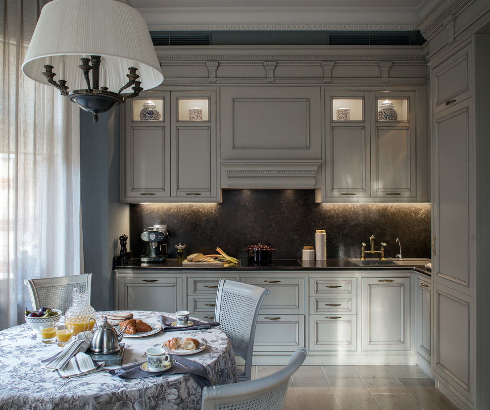 Angolo impostato in grigio in una cucina classica