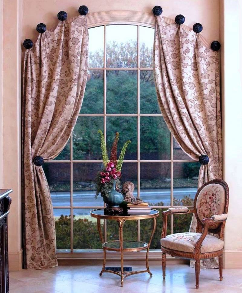 Suspension of curtains on an arched window without a cornice
