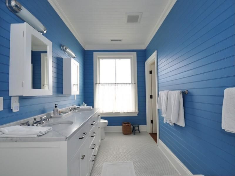 Panneaux bleus sur le mur de la salle de bain dans une maison privée