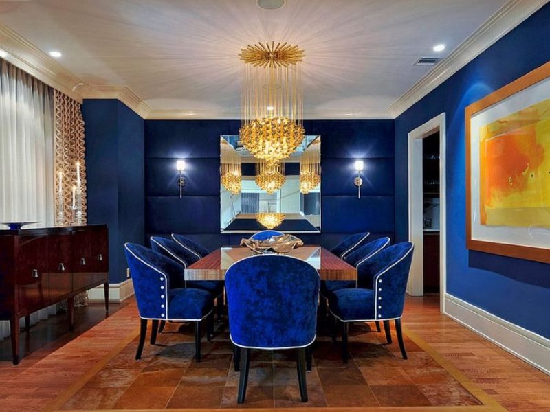 Upholstered chairs with blue upholstery in the dining area of ​​the living room