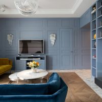 Salon design avec deux canapés de couleurs différentes