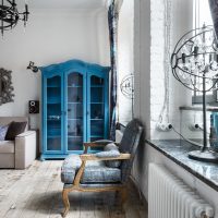 Armoire bleue avec portes vitrées