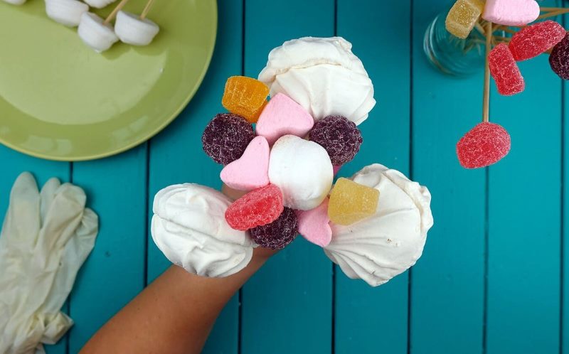 Do-it-yourself sweet bouquet of marshmallows and marmalade