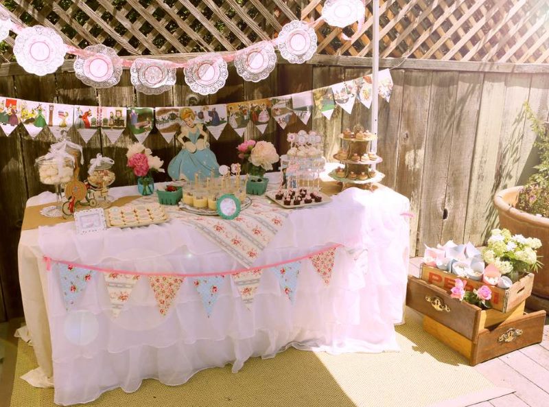 Decorating a children's birthday table