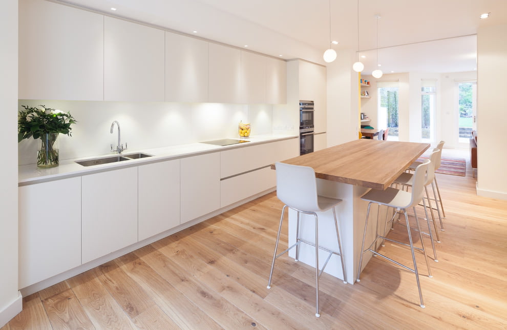 Successful combination of a bright kitchen with oak floor