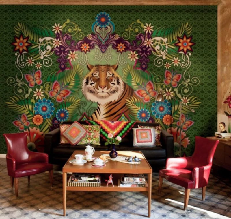 Tappeto con una tigre sul muro del soggiorno in stile kitsch.