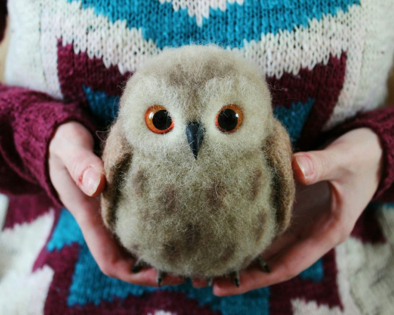 DIY owl figurine made of wool