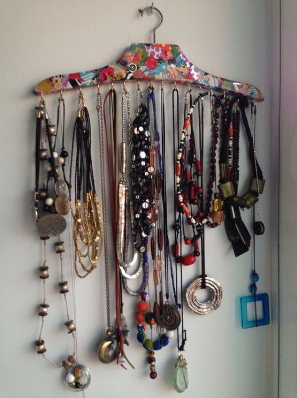 Stockage de bijoux sur un cintre de vêtements