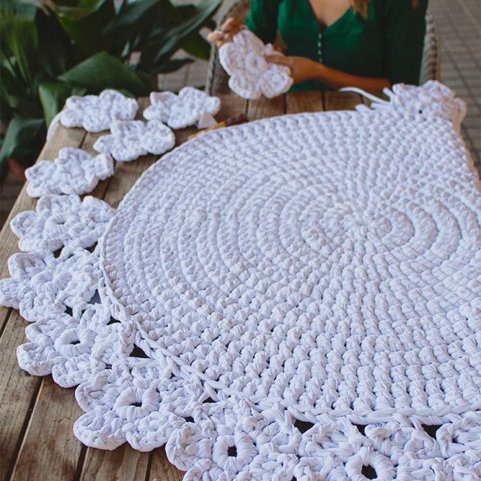 Beautiful round rug made of yarn