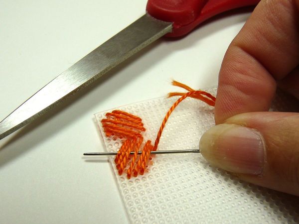 Cucire con fili spessi su una tela di plastica
