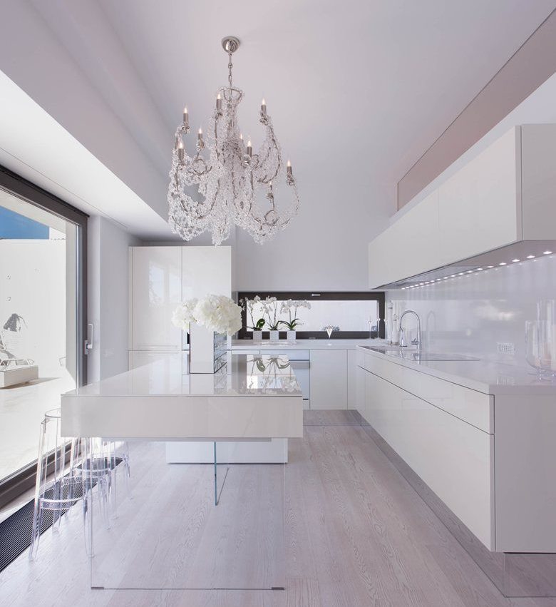 Interno di una cucina moderna in colore bianco