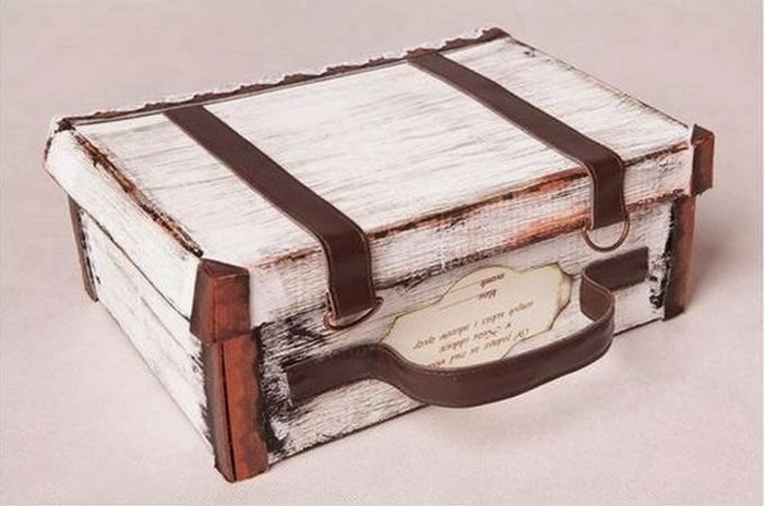 Stilingas lagaminas iš kartoninės dėžutės iš apačios