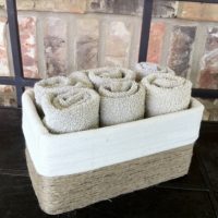 Conservazione di asciugamani in una vecchia scatola
