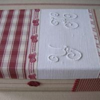 Balto siuvinėjimo siūlai ant dėžutės dangtelio