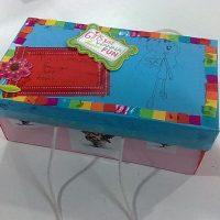 Paprastas dėžutės dekoras su spalvingais popieriaus gabalėliais