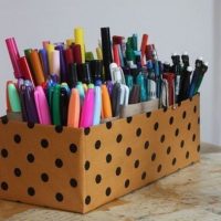 Boîte à pois noire pour crayons et stylos