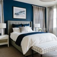 The design of the accent wall of the bedroom in blue