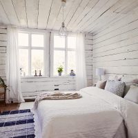 Interno di una camera da letto in una casa di legno