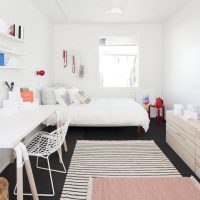 Design della camera dei bambini in bianco