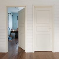 Porte bianche nel corridoio di una casa privata