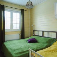 Copriletto verde nella camera da letto di una casa privata