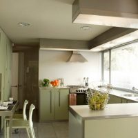 Progettazione di una piccola cucina con una grande finestra