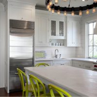 Chaises vert clair dans la cuisine d'une maison de campagne