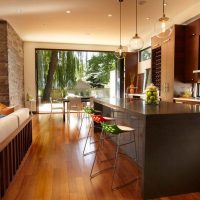 Pavimento in legno nell'ampia cucina-soggiorno