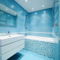Buffet de salle de bain blanc avec carreaux bleus