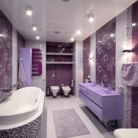 Intérieur de salle de bain lilas