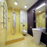Piastrella gialla sul muro della doccia