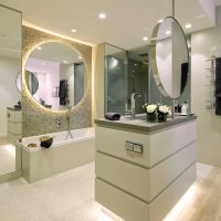 Round mirrors in the design of the bathroom
