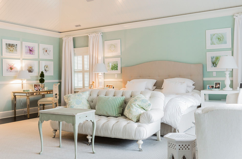 Interno di una moderna camera da letto in colori pastello