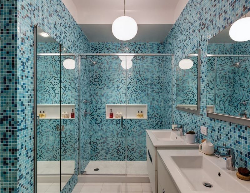 Blue mosaic on the wall of a modern bathroom