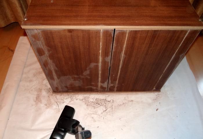 Degreasing the doors of the old cabinet before finishing
