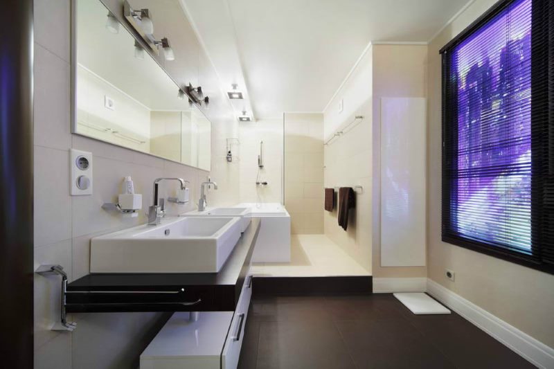Fenêtre dans la conception d'une salle de bains moderne