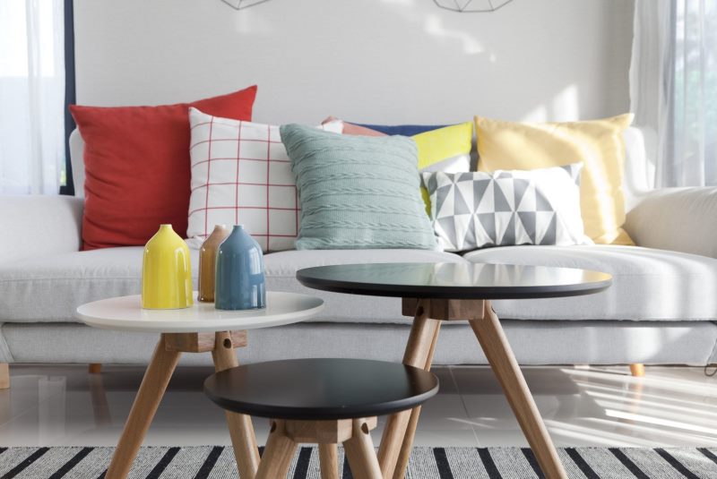 Cuscini multicolori sul divano nel soggiorno