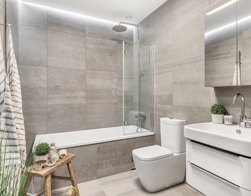 Design di un bagno moderno nei toni del grigio
